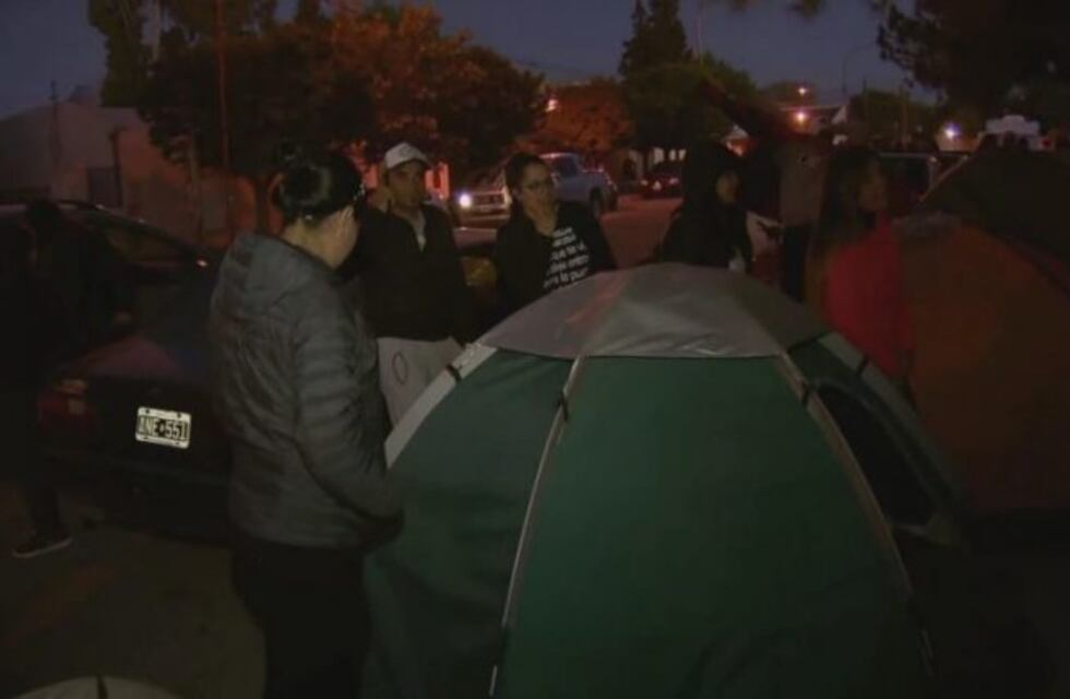 Cientos de jóvenes acamparon durante cuatro días para poder estudiar enfermería