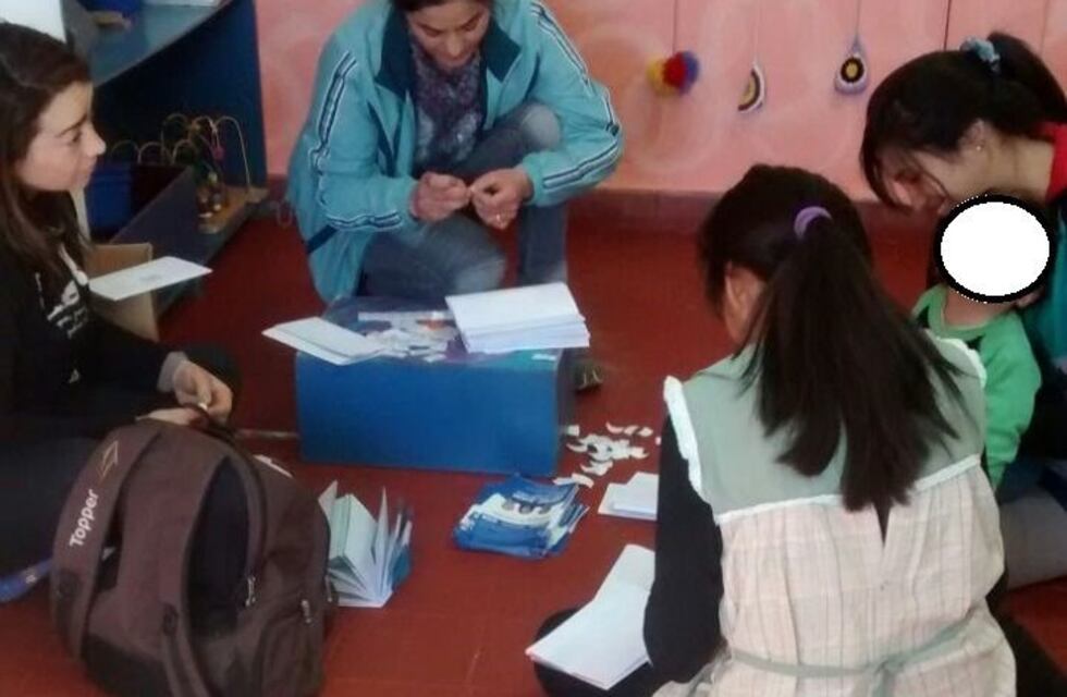 En Jardín de Infantes, docentes y niños doblaban boletas K en horario escolar