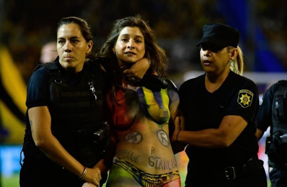 Central deberá pagar 360 mil pesos por el ingreso de una joven semidesnuda a la cancha