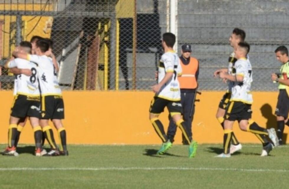 Sporting dejó el invicto en el Carminatti