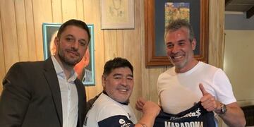 La primera foto de Maradona con la camiseta de Gimnasia de La Plata