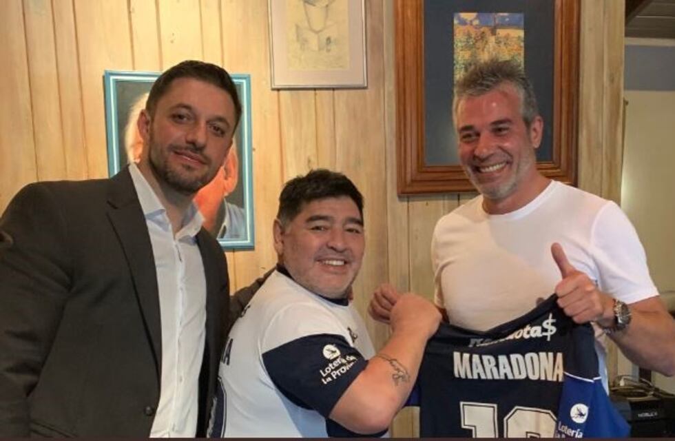 La primera foto de Maradona con la camiseta de Gimnasia de La Plata