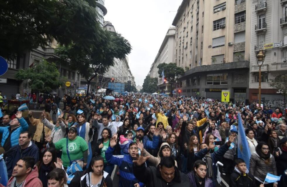 Miles de personas oraron por Argentina en el Obelisco