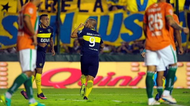 Boca Juniors' forward Dario Benedetto (C) celebrates after scoring against Banfield during their Argentina First Division football match at Florencio Sola stadium, in Banfield, near Buenos Aires, on March 11, 2017. / AFP PHOTO / ALEJANDRO PAGNI