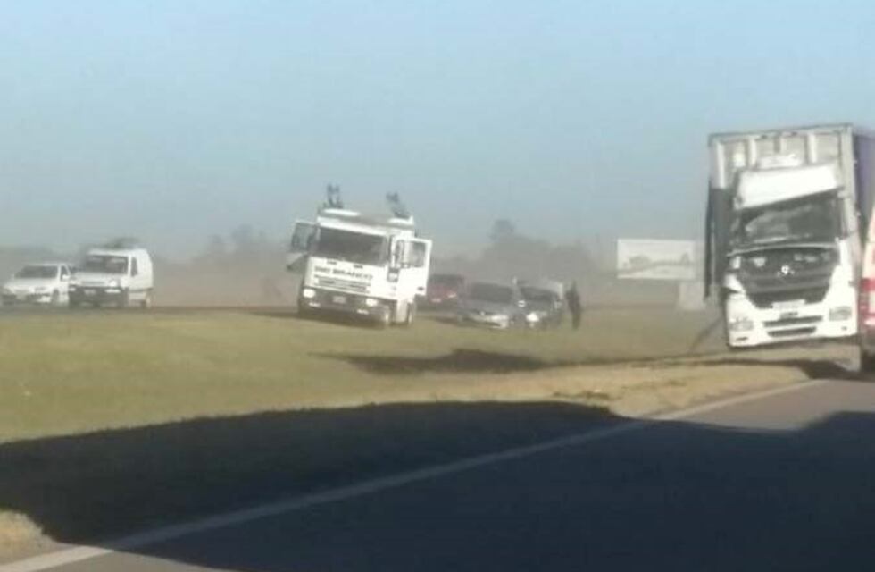 Un camión volcó en inmediaciones del Parador y provocó caos en el tránsito