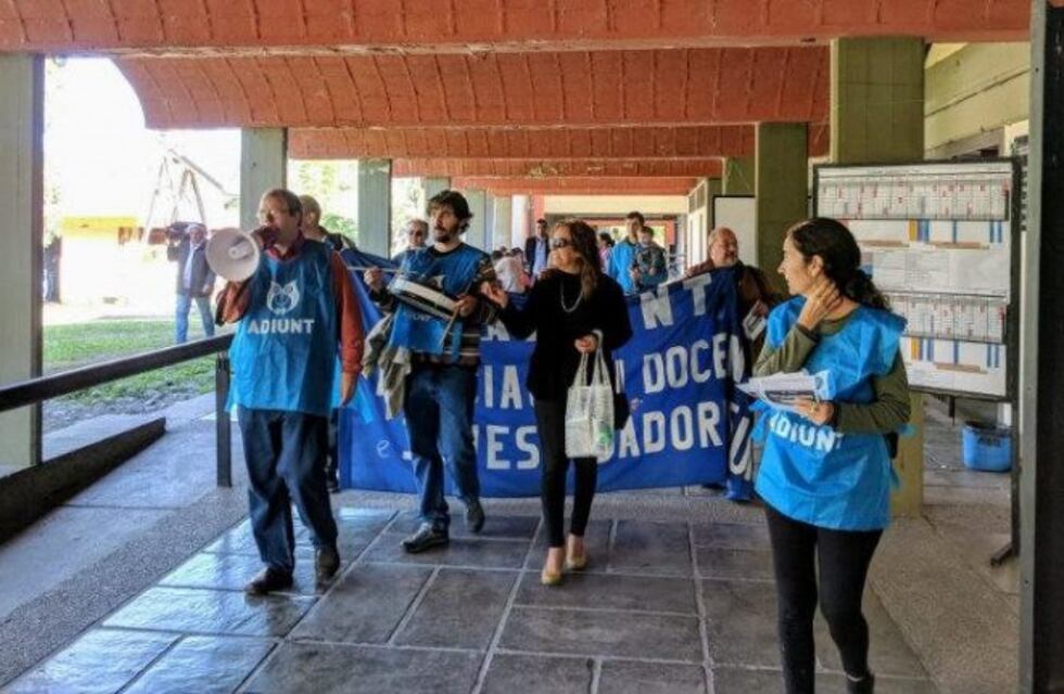 Docentes universitarios agudizan las medidas de fuerza
