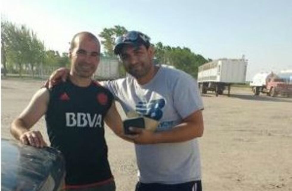 Dejó la billetera sobre el capot, la hallaron en la ruta 35 y se la devolvieron