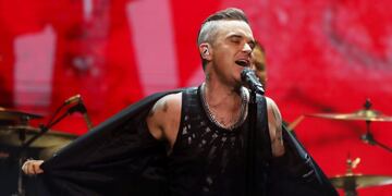 05 November 2018, Chile, Santiago: El cantante británico Robbie Williams durante su actuación en Chile, donde se presentó como parte del tour \