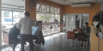 La Calera: Mesas dispersas en el salón de la tienda de la estación de servicios\u002E