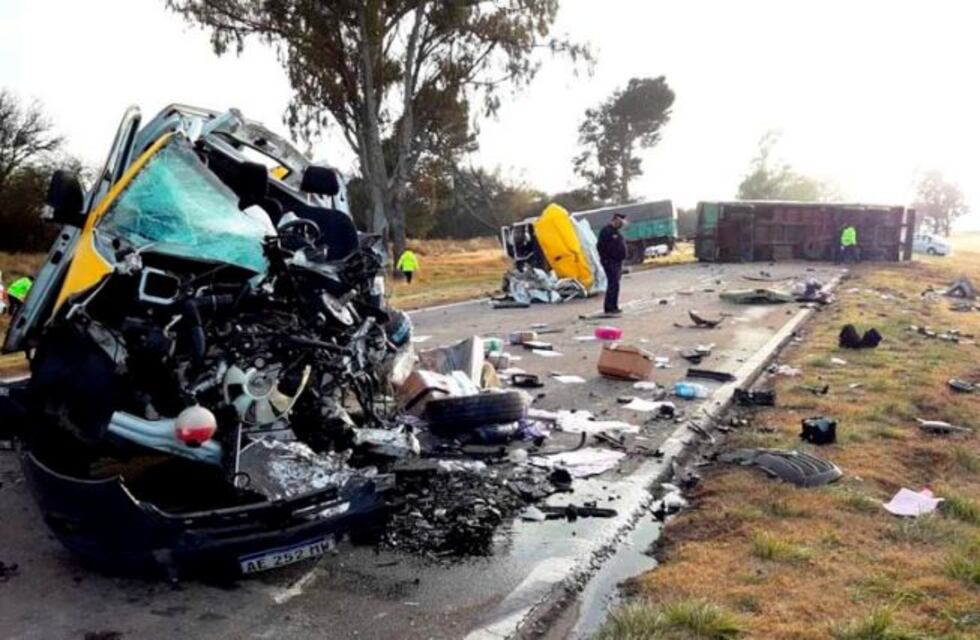 Choque fatal entre una combi y un camión en cercanías de Santa Rosa