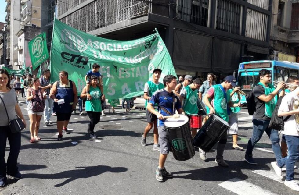 Estatales, docentes y médicos se movilizaron por el centro rosarino en reclamo de mejoras salariales