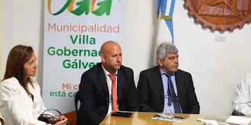 Jorge Baclini (derecha) pidió que se revise el expediente que su subalterno había archivado\u002E (Prensa Municipalidad Villa Gobernador Gálvez)