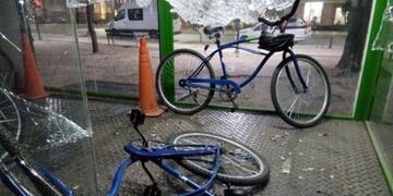 La plaza 25 de Mayo fue víctima de actos de vandalismo\u002E (Foto: Diario Norte)