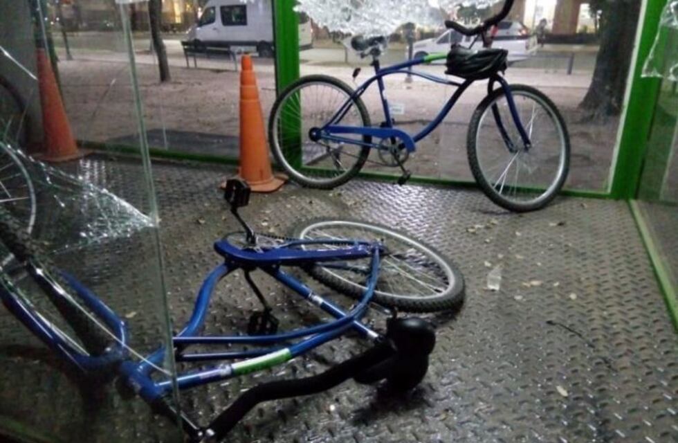 La plaza 25 de Mayo fue víctima de actos de vandalismo