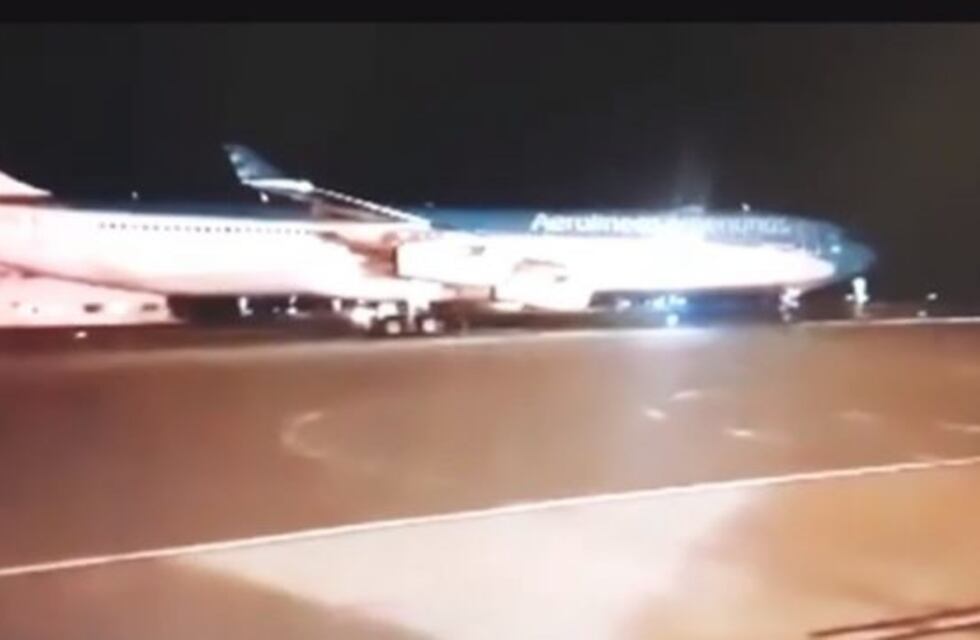 Ezeiza: un piloto que se jubilaba chocó un avión contra un coche-bomba