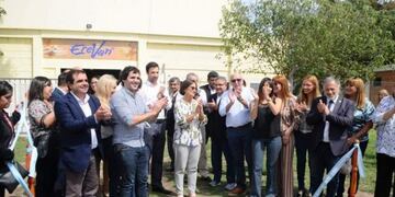 Corpacci encabezó la inauguración de las dos firmas que se instalaron en la provincia\u002E
