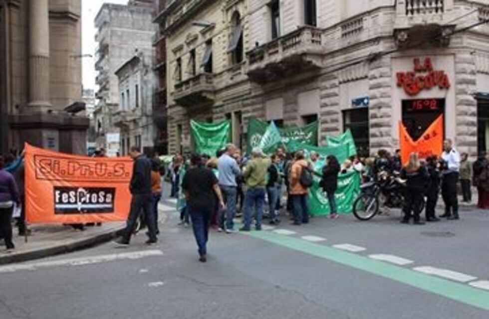 Paro en centros de salud y concentración por deudas salariales acumuladas