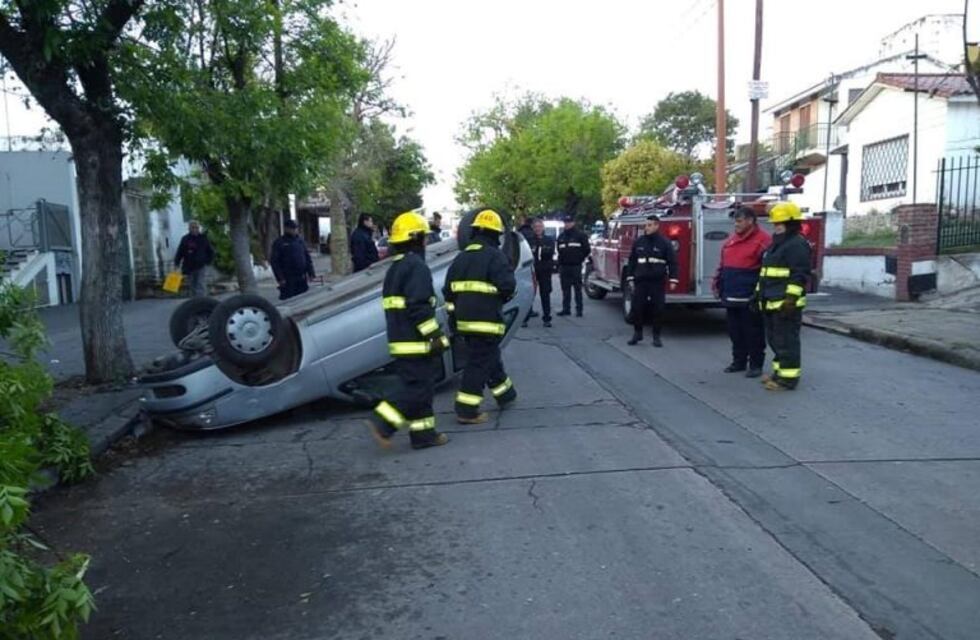 Volcó un auto en el centro de Carlos Paz: un herido