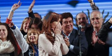 GRA020\u002E BUENOS AIRES, 14/08/2017\u002E- La expresidenta argentina Cristina Fernández de Kirchner, candidata a senadora por Unidad Ciudadana, habla a sus seguidores en el búnker de campaña en la ciudad de Buenos Aires tras conocer los resultados electorales de las primarias en Argentina\u002E EFE/David Fernández