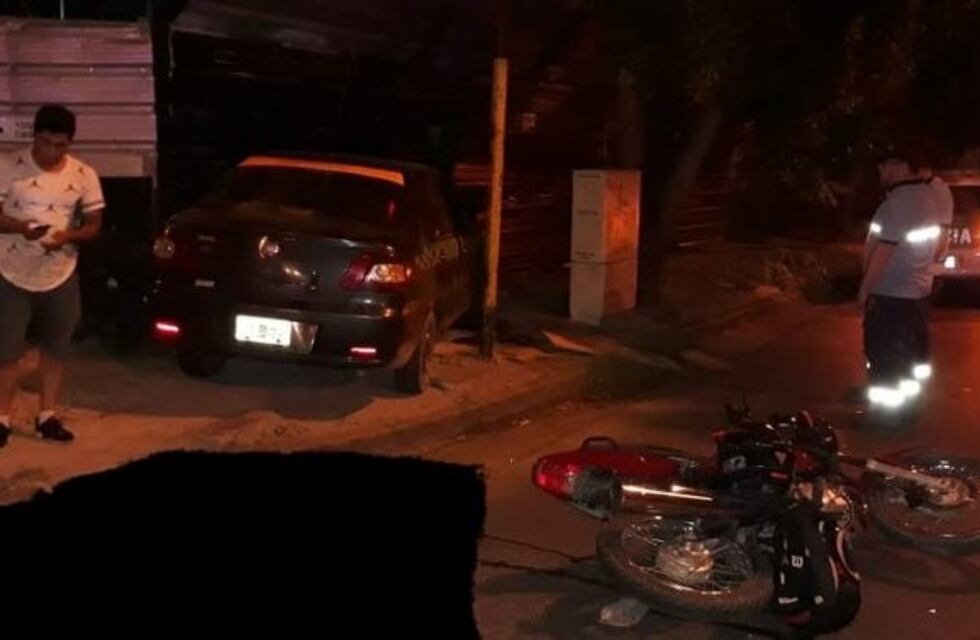 Grave accidente entre un motociclista y un remisero