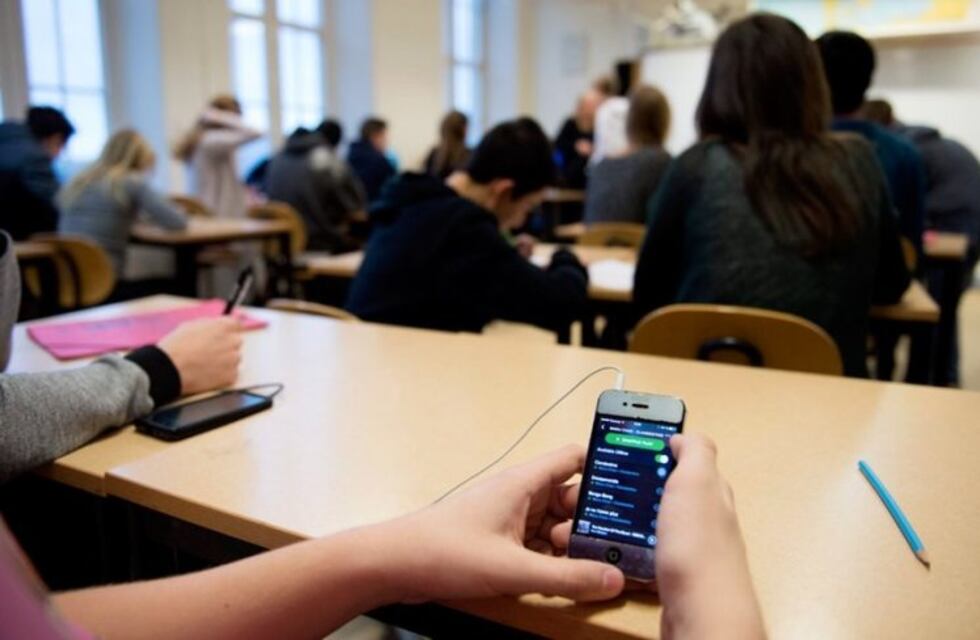 En Francia prohíben los celulares en los colegios