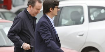 El exobispo Gustavo Zanchetta y su abogado Javier Belda Iniesta llegan al aeropuerto Martin Miguel de Guemes de Salta\u002E (Foto: EFE/ Jan Touzeau)