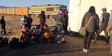 La locomotora embistió al colectivo, que quedó volcado sobre uno de sus laterales\u002E Sólo hubo 24 heridos\u002E