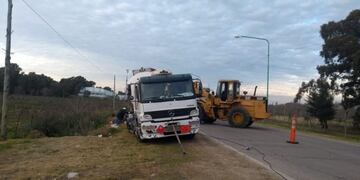 Temor en Ensenada por un camión que volcó mientras transportaba gas tóxico