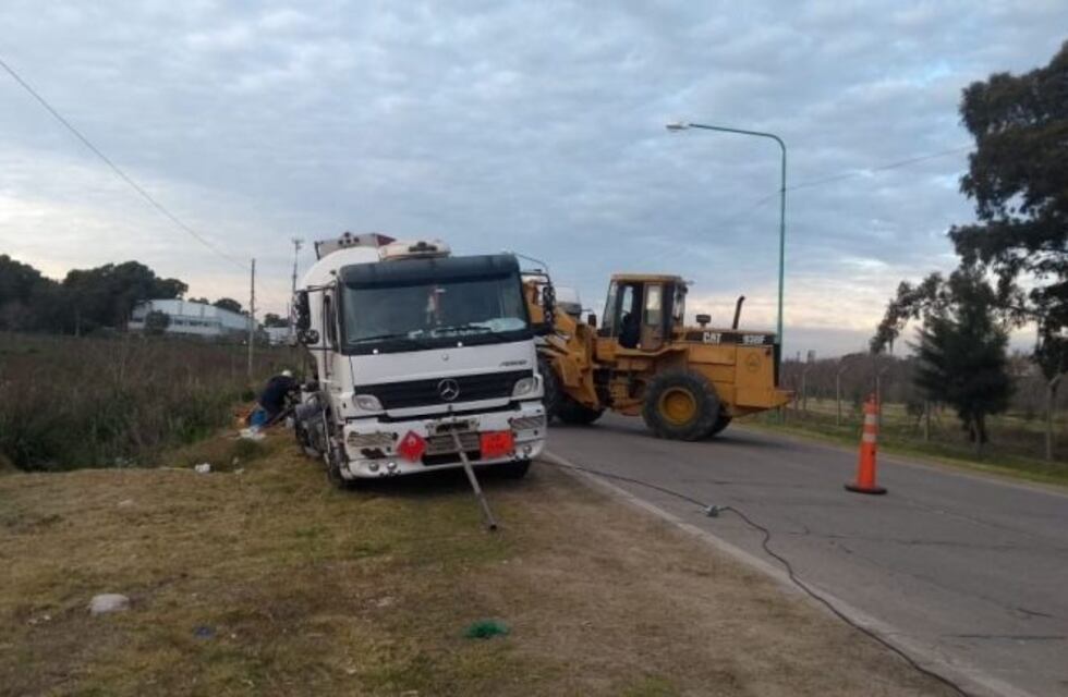 Temor en Ensenada por un camión que volcó mientras transportaba gas tóxico