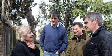 Marcos Peu00f1a salio a tocar timbres por josu00e9 MarmolrnDYN23, BUENOS AIRES 20/08/2016, EL JEFE DE GABINETE DE LA NACIu00d3N, MARCOS PEu00d1A; EL MINISTRO DE EDUCACIu00d3N, ESTEBAN BULLRICH, Y EL TITULAR DEL PAMI, CARLOS REGAZZONI, RECORRIERON EL PARTIDO DE ALMIRANTE BROWN, EN EL MARCO DEL CUARTO TIMBREO NACIONAL QUE HOY REALIZu00d3 CAMBIEMOS EN LOS 24 DISTRITOS DEL PAu00cdS, CON LA PARTICIPACIu00d3N DE REFERENTES DE PRO Y LA UCR.FOTO:DYN/ PRENSA CAMBIEMOS. buenos aires marcos peu00f1a timbreo a los vecinos de jose marmol jefe de gabinete nacional visito a los habitantes del barrio recorrida del funcionario
