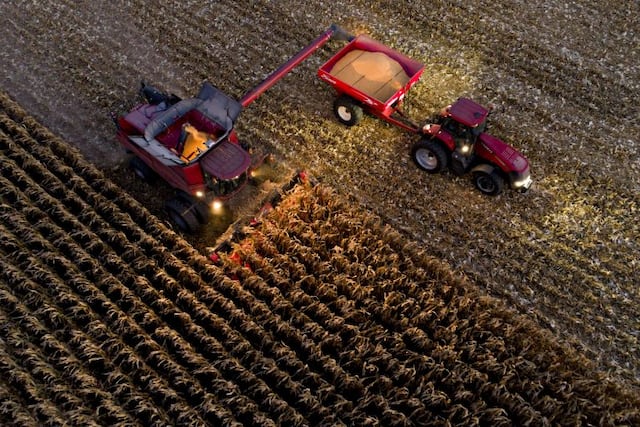 Corn is harvested with a Case IH Agricultural Equipment Inc\u002E combine harvester in this aerial photograph taken above Princeton, Illinois, U\u002ES\u002E, on Monday, Oct\u002E 9, 2017\u002E Corn futures for December delivery gained 0\u002E1% a bushel on Chicago Board of Trade\u002E Photographer: Daniel Acker/Bloomberg eeuu  cosecha de maiz cosechadora combinada Case IH Agricultural Equipment campo campos sembrados cosechadora maquinas agricolas