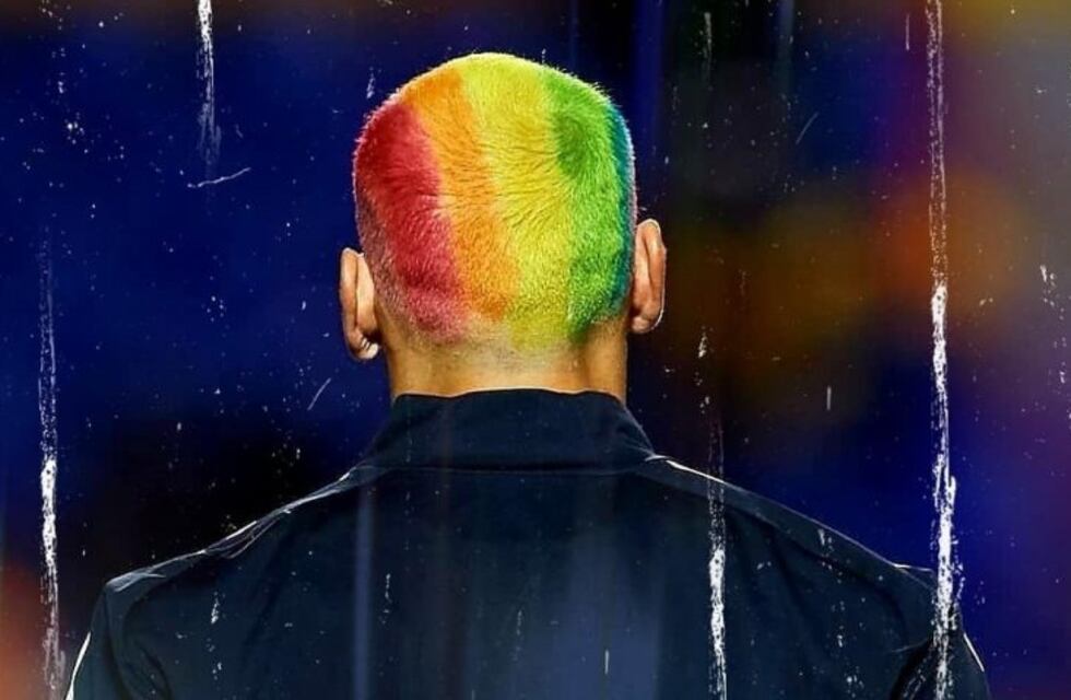 El "Patón" Guzmán se tiñó y jugó con los colores de la bandera LGBT