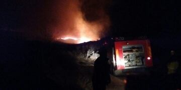 Los bomberos apagaron el incendio y se dieron con el dramático cuadro\u002E (foto ilustrativa)