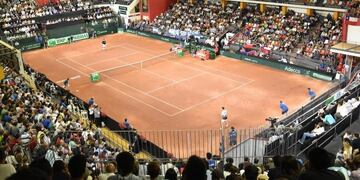 En abril, el Cantoni se transformó en una cancha de polvo de ladrillo para recibir a la Davis,\u002E