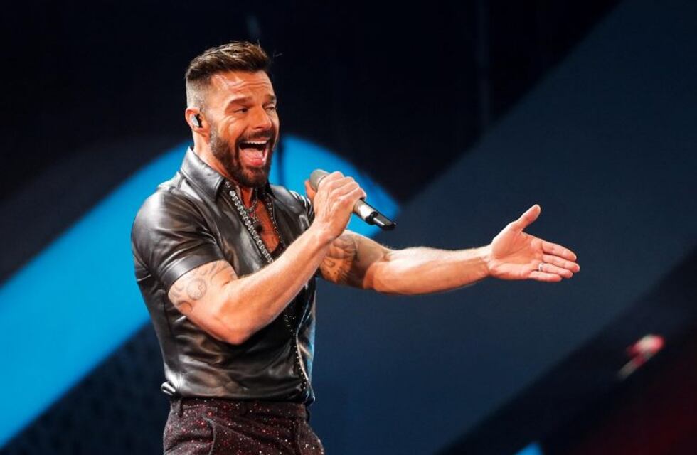 Ricky Martín besó al presentador del festival de Viña del Mar en pleno espectáculo