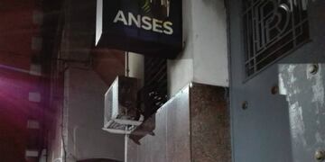 Las llamas afectaron la parte exterior del inmueble y dejaron sin luz a todo el edificio\u002E