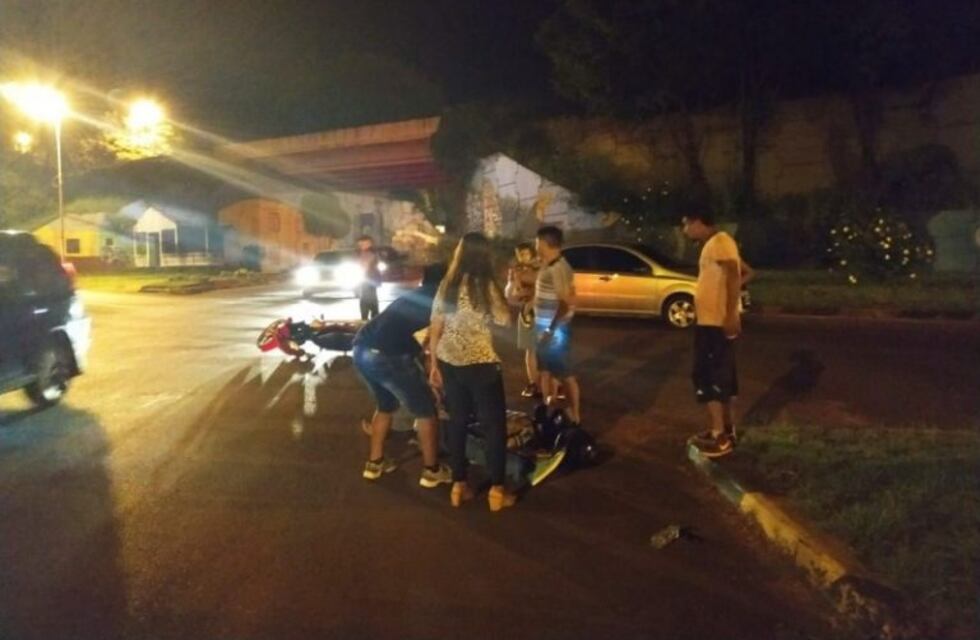 El choque entre una moto y un auto dejó dos lesionados