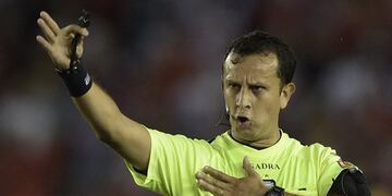 Referee Dario Herrera gestures during the Argentine first division football match between River Plate and Boca Juniors at the Monumental stadium in Buenos Aires, Argentina, on September 13, 2015. AFP PHOTO / JUAN MABROMATArn cancha river plate Dario Herrera futbol campeonato torneo primera division 2015 futbol referi futbolistas partido River plate vs. Boca juniors