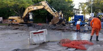 Una empresa que pavimentaba rompio un caño de distribución y dejo sin agua a gran parte de la ciudad