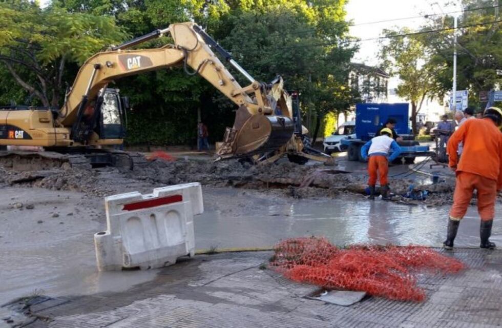 Pavimentaban una calle, rompieron un caño y dejaron gran parte de la ciudad sin agua