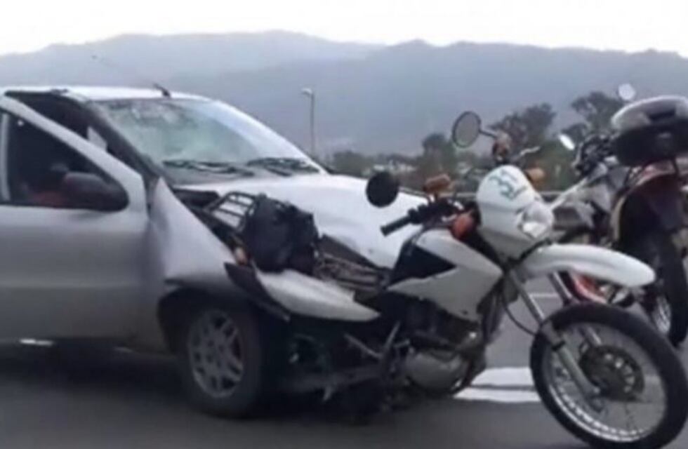 Un agente de tránsito murió al ser embestido por un auto cuando custodiaba a carroza de la FNE