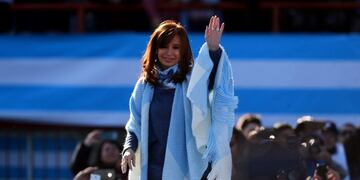 Former Argentine President Cristina Fernandez de Kirchner gestures as she arrives at a rally in Buenos Aires, Argentina June 20, 2017\u002E REUTERS/Marcos Brindicci sarandi cristina fernandez de kirchner convocatoria del Frente de Unidad Ciudadana en el estadio Julio Grondona del club Arsenal elecciones legislativas 2017 expresidenta de la nacion lanzamiento frente unidad ciudadana