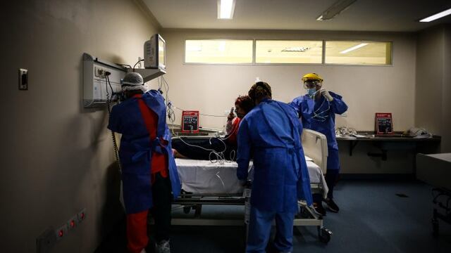 Enfermeros suministran oxigeno a una paciente COVID-19 en el Hospital del Bicentenario de Esteban Echeverria el 30 de julio de 2020, en Buenos Aires. (Foto: EFE/ Juan Ignacio Roncoroni)