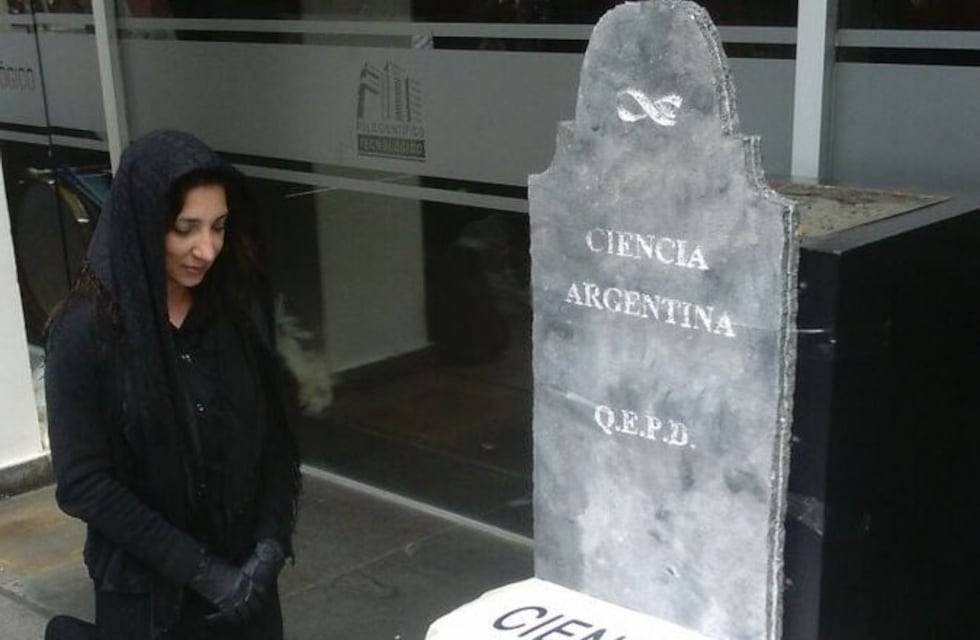 Investigadores del Conicet llevaron a cabo un "velorio de la ciencia"