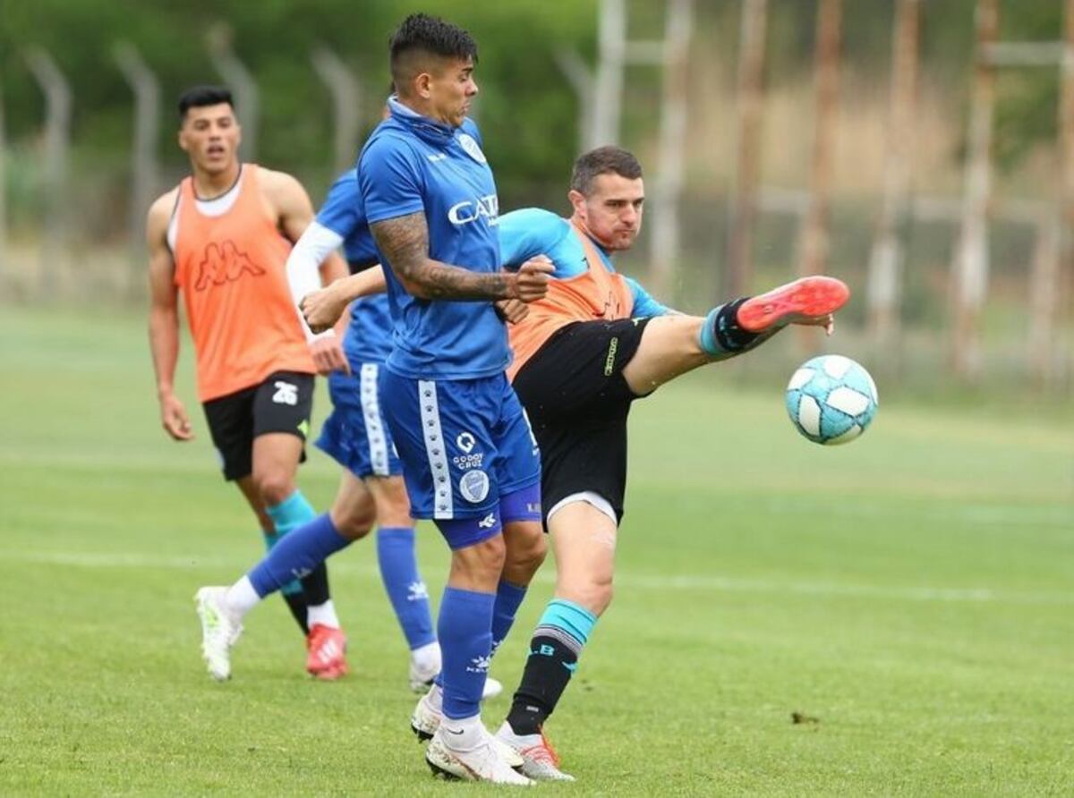 El goleador Vegetti y el santiagueño Sequeira, titulares ante Central Córdoba\u002E