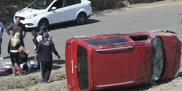 Momentos en que es asistió el conductor de la camioneta Berlingo que desbarrancó en el Acceso Sur\u002E