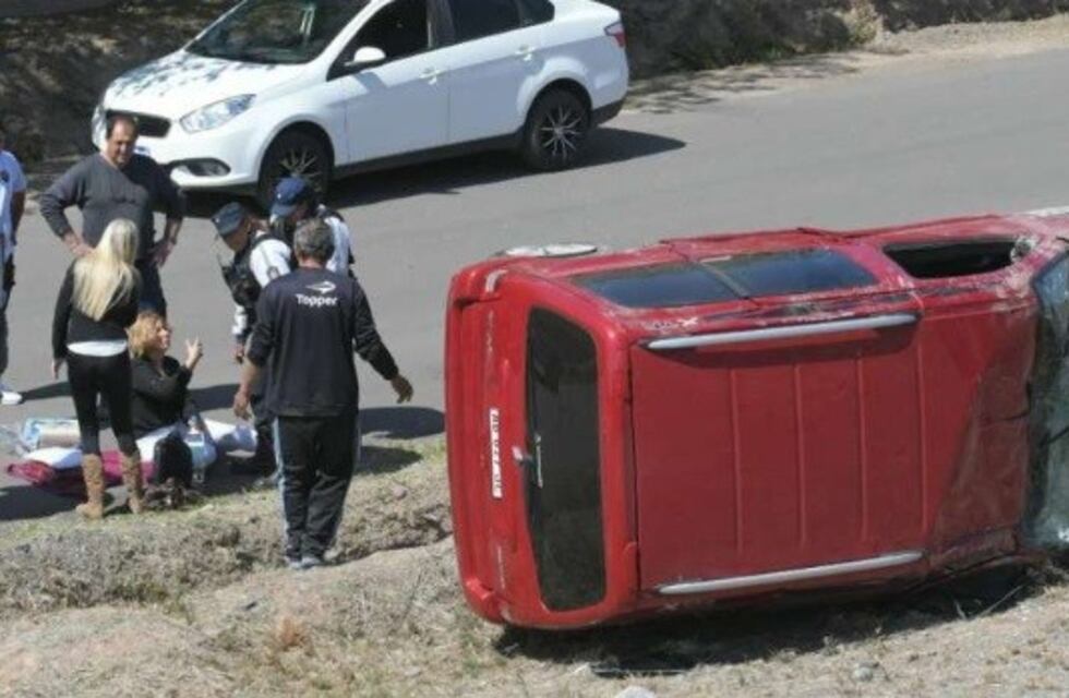 El vuelco de una camioneta en el Acceso Sur provocó caos vehicular