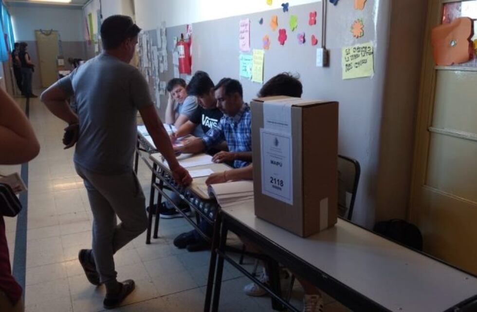 Cerraron los comicios en Mendoza y el Zonda no bajó