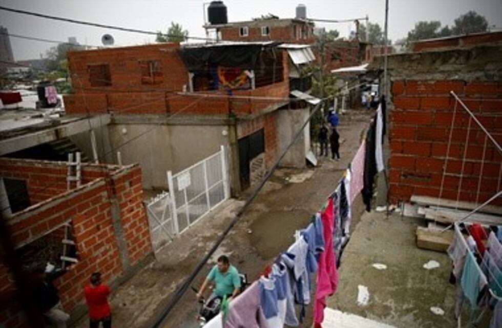 Tiene 76 años y acaba de conseguir el título de su primera casa