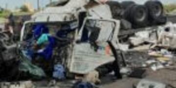 El camiu00f3n se saliu00f3 de la calzada y cayu00f3.